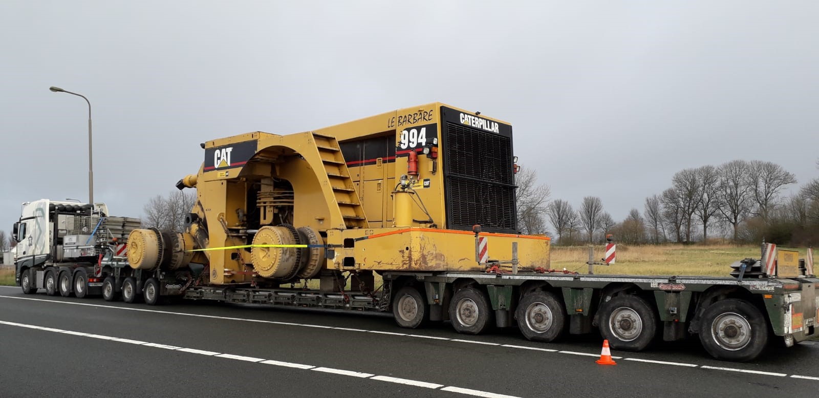 Démontage transport et remontage d’un chargeuse Caterpillar 994