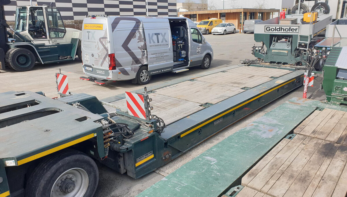 KTX manutention techniciens en action 2