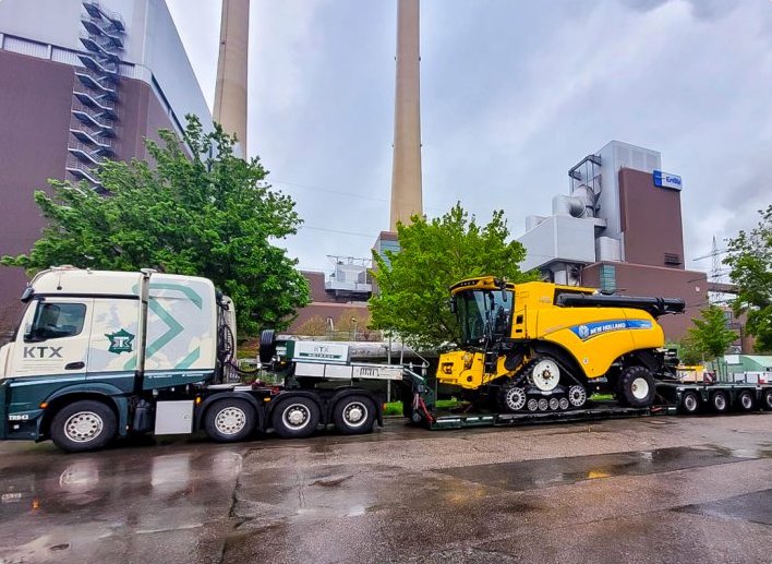 Transport agricole — moissonneuse New Holland